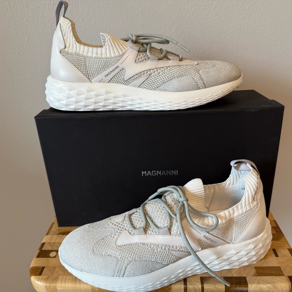 NEW Magnanni Women's Sneakers in White and Gray